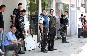 Ένας νεκρός και σοβαρά επεισόδια σφραγίζουν τις εκλογές στην ΠΓΔΜ