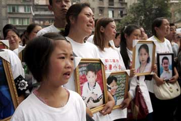 Ελικόπτερο που μετέφερε επιζώντες από το σεισμό κατέπεσε στην Κίνα