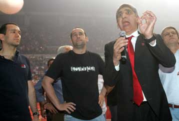 Ο Ολυμπιακός άντεξε σε διακοπή και «πράσινη» αντεπίθεση και ισοφάρισε