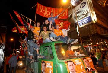 Μεγάλη νίκη Γκρούεφσκι εν μέσω βίας και καταγγελιών για νοθεία στην ΠΓΔΜ