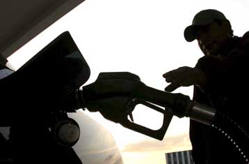 Τάσεις ενίσχυσης του δολαρίου με το πετρέλαιο να κινείται πάνω από τα 127 δολάρια