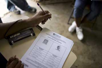 Η λαϊκή ψήφος, το τελευταίο χαρτί της πεισματάρας Χίλαρι για το χρίσμα