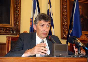 Κύκλο επαφών με πολιτικούς αρχηγούς ξεκίνησε ο δήμαρχος Πειραιά