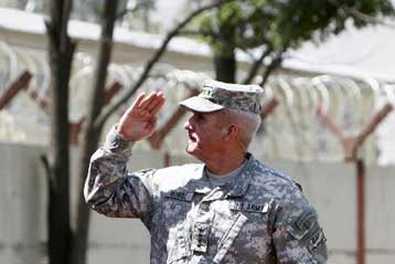 Αλλαγή διοίκησης στην ISAF με «καμπανάκι» για αδυναμίες στη μάχη κατά των Ταλιμπάν