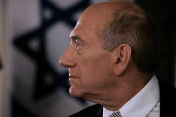 Στιγματισμένος από το σκάνδαλο διαφθοράς έφθασε ο Εχούντ Ολμέρτ στις ΗΠΑ