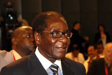 Με βολές κατά της Δύσης υπερασπίστηκε την αγροτική πολιτική του ο Ρόμπερτ Μουγκάμπε