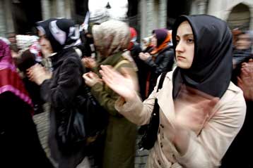 Καταδίκη της Τουρκίας από το ΕΔΑΔ για ανεπαρκή υπεράσπιση γυναικών που φορούσαν μαντίλα