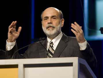 Για τον πληθωριστικό κίνδυνο που θέτει το αδύναμο δολάριο, προειδοποιεί ο Μπερνάνκι