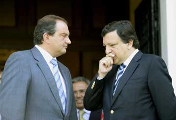 Το κύμα οργής για την ακρίβεια κινητοποιεί την κυβέρνηση