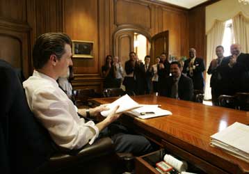 Στα δικαστήρια μεταφέρεται η διαμάχη για τους γάμους ομόφυλων ζευγαριών