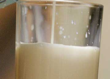 Σε μποϊκοτάζ του φρέσκου γάλακτος με τιμή άνω του 1 ευρώ καλούν Ενώσεις Καταναλωτών