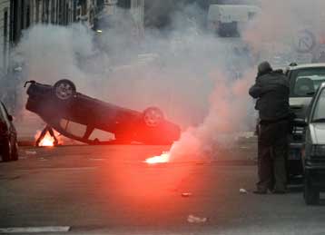 «Φωτιές» άναψαν έξω από την έδρα της Κομισιόν οι υψηλές τιμές των καυσίμων