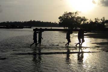 Οι ΗΠΑ αποσύρουν από τη Μιανμάρ τα πολεμικά σκάφη με την ανθρωπιστική βοήθεια