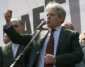 Συλλαλητήριο Αχμέτι στα Σκόπια, ενώ ο Γκρούεφσκι βρίσκεται στις ΗΠΑ