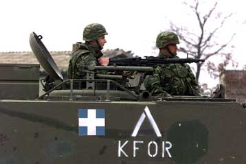 Πρόβλημα Σκοπίων – ΝΑΤΟ χαρακτηρίζει η κυβέρνηση το μπλόκο στη στρατιωτική φάλαγγα