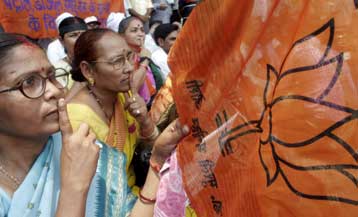 Εκδηλώσεις διαμαρτυρίας στην Ινδία για την αύξηση της τιμής των καυσίμων