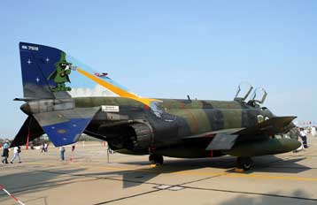 Αναγκαστική προσγείωση φωτογραφικού Φάντομ της Πολεμικής Αεροπορίας στη Σαντορίνη