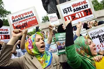 Τη δικαστική  απόφαση κατά της μαντίλας εξετάζει η κυβερνηση Ερντογάν