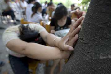 Ειδική βοήθεια στα ζευγάρια που έχασαν το μοναδικό παιδί τους στο σεισμό της Κίνας