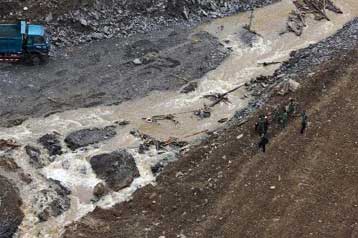 Απάντληση υδάτων από «λίμνη» που δημιούργησε ο σεισμός στην Κίνα