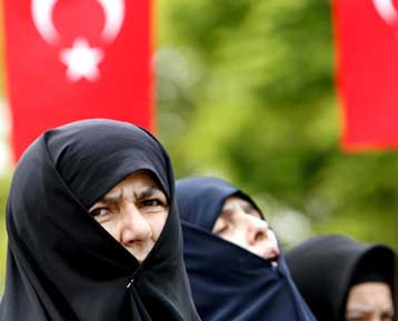 Βαθαίνει η πολιτική κρίση στην Τουρκία μετά τη δικαστική απόφαση για τη μαντίλα