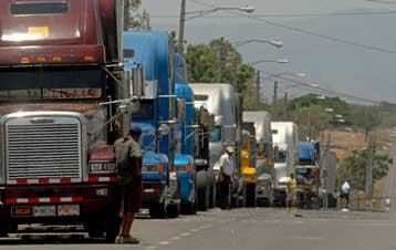 Σε απεργία κατεβαίνουν οι Ισπανοί ιδιοκτήτες φορτηγών για τις τιμές των καυσίμων