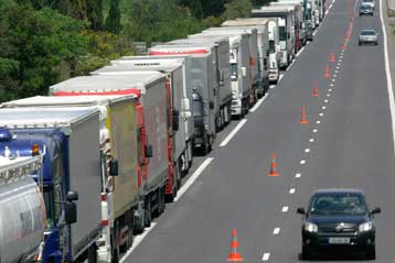 Στερεύουν τα πρατήρια βενζίνης στην Ισπανία από την απεργία των οδηγών φορτηγών