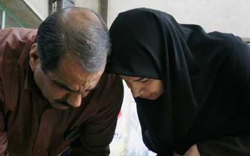 Παντρευτείτε, αλλιώς απολύεστε, προειδοποιεί τους εργαζόμενούς της ιρανική εταιρεία