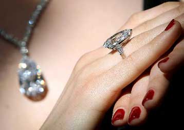 Εντυπωσιακά έσοδα απέφερε η δημοπρασία των κοσμημάτων της Χριστίνας Ωνάση