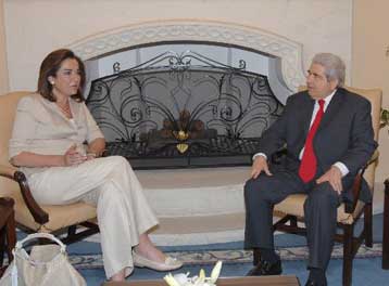 Σε πολύ καλό κλίμα η συνάντηση Μπακογιάννη-Χριστόφια στη Λευκωσία