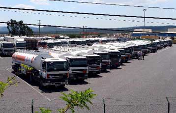 Με «μηδενική ανοχή» κατά των απεργών οδηγών προειδοποιεί ο Θαπατέρο