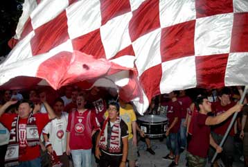 Νέο γήπεδο ζήτησαν χιλιάδες οπαδοί της Λάρισας με συλλαλητήριο