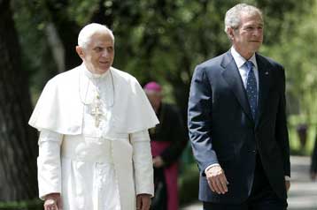 Στο Παρίσι συνεχίζει ο Μπους την αποχαιρετιστήρια περιοδεία στην Ευρώπη