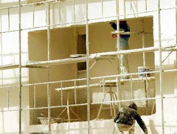 Οι μεγάλες αυξήσεις στις τιμές των δομικών υλικών «γονατίζουν» την οικοδομή