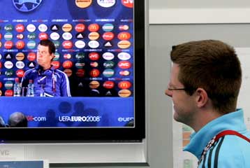 Στην αντεπίθεση ο Ρεχάγκελ