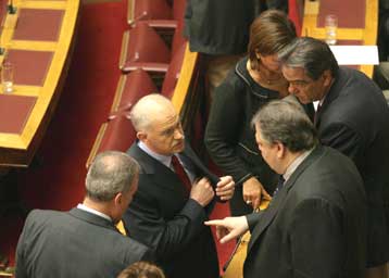 «Μετασεισμοί» σε όλο το πολιτικό σύστημα από την κρίση στο ΠΑΣΟΚ