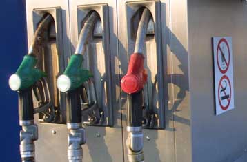 Μετά το γάλα, η αμόλυβδη μπαίνει στο στόχαστρο των καταναλωτικών οργανώσεων