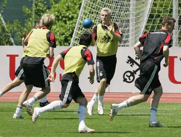 Αμφίβολος με Αυστρία ο Γιάνσεν, προλαβαίνουν Ποντόλσκι και Λαμ