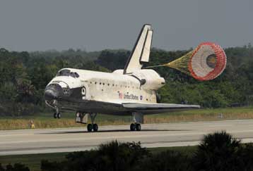 Χωρίς προβλήματα η προσεδάφιση του Discovery παρά την αποκόλληση εξαρτήματος