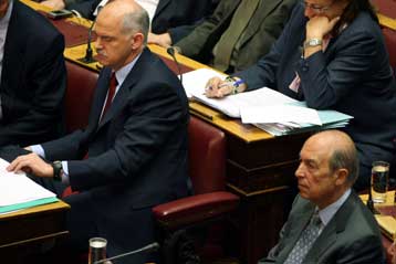 Διχασμένο το ΠΑΣΟΚ μετά την απομάκρυνση του Κώστα Σημίτη