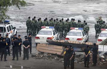 Πάνω από ένα εκατομμύριο Κινέζοι εγκαταλείπουν τις εστίες τους λόγω πλημμυρών