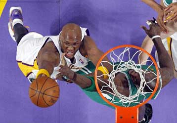 Οι Λέικερς μείωσαν με 103-98 επί των Σέλτικς