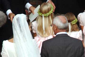 Αντιδράσεις γυναικών προκαλεί η διάταξη που επιτρέπει στους συζύγους κοινό επώνυμο