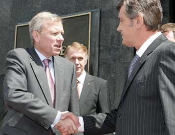 Ανανέωσε τις υποσχέσεις ένταξης στο ΝΑΤΟ προς την Ουκρανία ο Γιαπ ντε Χοπ Σέφερ