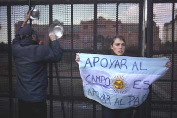 Διαδηλώσεις στην Αργεντινή με φόντο τον «πόλεμο» κυβέρνησης-αγροτών