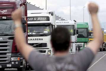 Η κοινωνική αναταραχή πιέζει την ΕΕ να λάβει μέτρα για την ακρίβεια