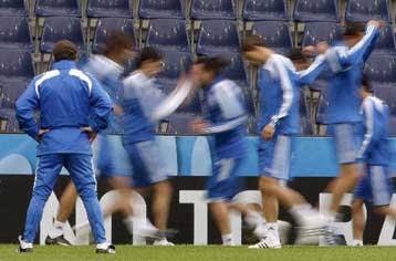 Aυλαία με ψηλά το κεφάλι