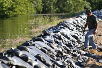 Επεκτείνονται σε Ιλινόι και Μισούρι τα προβλήματα από τις πλημμύρες