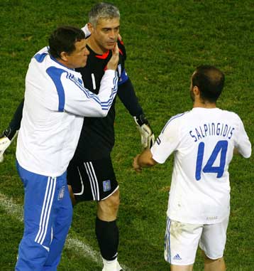 Δεν είναι ντροπή να χάνουμε από αυτές τις ομάδες, τονίζει ο Ρεχάγκελ