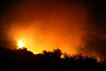 Πυρκαγιά μαίνεται σε δύσβατη δασική περιοχή στις Αιγιές Γυθείου